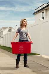 Glückliche Frau hält Recyclingbehälter - CAVF07172