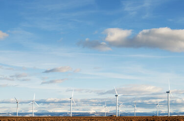 Windkraftanlagen vor blauem Himmel an einem sonnigen Tag - CAVF07174