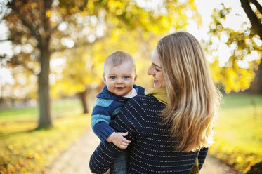 Mutter mit Sohn im Park stehend - CAVF07233