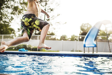 Junge mit niedrigem Ausschnitt, der ins Schwimmbad springt - CAVF07249