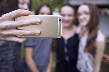 Freunde machen Selfie mit Smartphone - CAVF07258