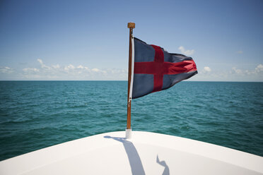 Flagge auf Yacht gegen Himmel - CAVF07356