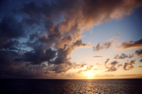 Blick auf die Wolken über dem Meer bei Sonnenuntergang - CAVF07368