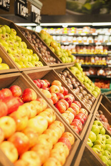 Nahaufnahme von Obst in der Obstabteilung eines Lebensmittelladens - CAIF15573