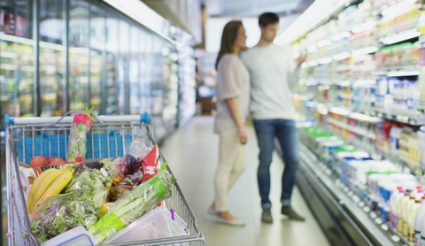 Unscharfe Ansicht eines Paares beim Einkaufen im Lebensmittelgeschäft, lizenzfreies Stockfoto
