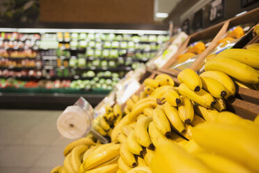 Nahaufnahme von Bananen in der Gemüseabteilung eines Lebensmittelgeschäfts - CAIF15600