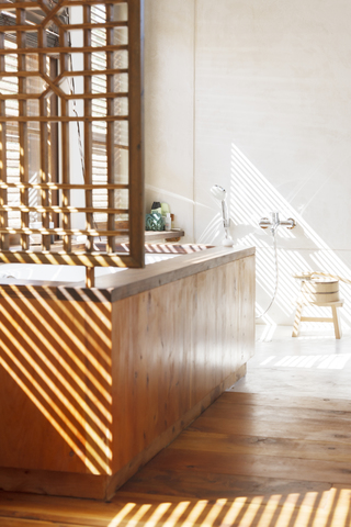 Schattenwerfende Jalousien im modernen Badezimmer, lizenzfreies Stockfoto
