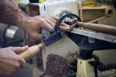 Männlicher Tischler mit Handsäge in der Werkstatt - CAVF07470