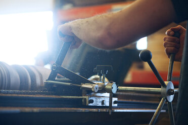 Ausgeschnittenes Bild eines Tischlers, der in einer Werkstatt Maschinen zum Schnitzen von Holz benutzt - CAVF07492