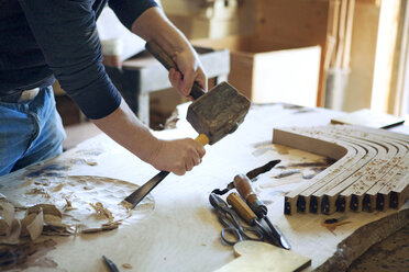 Mittelteil eines Zimmermanns, der in der Werkstatt Holz ziseliert - CAVF07499