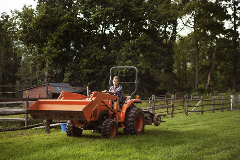 Mann fährt Traktor auf einem Bauernhof - CAVF07690
