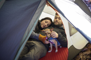 Ehepaar mit Hund entspannt sich im Zelt - CAVF07827