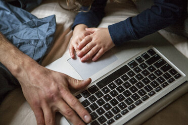 Ausgeschnittenes Bild von Vater und Sohn am Laptop - CAVF07882