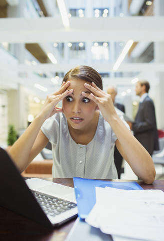 Gestresste Geschäftsfrau bei der Arbeit im Bürogebäude, lizenzfreies Stockfoto