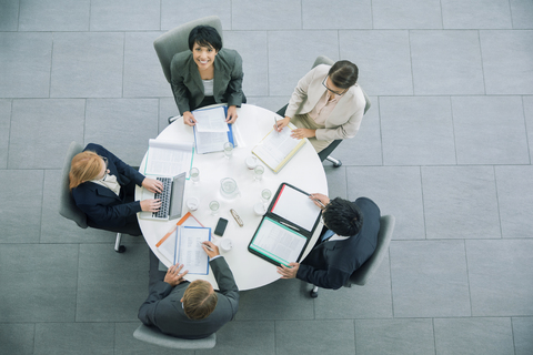 Geschäftsleute bei einem Treffen am Tisch, lizenzfreies Stockfoto