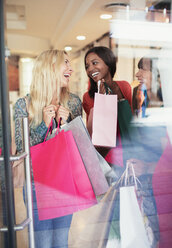 Frauen tragen Einkaufstaschen im Geschäft - CAIF15812