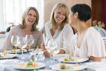 Frauen genießen eine Mahlzeit im Restaurant - CAIF15840