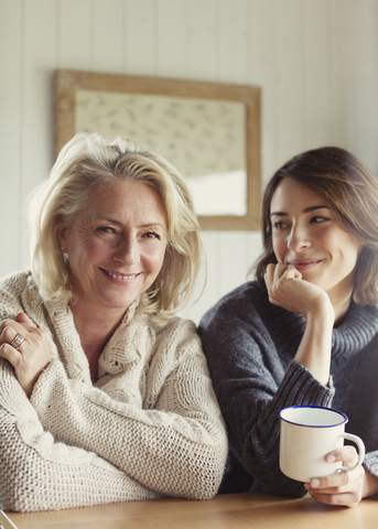 Portrait lächelnde Mutter und Tochter in Pullovern beim Kaffeetrinken, lizenzfreies Stockfoto