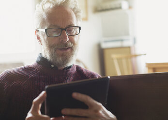 Älterer Mann mit Brille benutzt digitales Tablet - CAIF15887