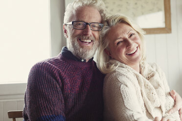 Porträt lachendes älteres Paar, das sich umarmt - CAIF15906