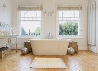 Home Showcase Interieur Badewanne und Parkettboden - CAIF15937