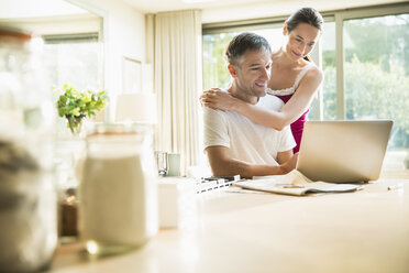 Ehepaar benutzt Laptop in der Morgenküche - CAIF15961
