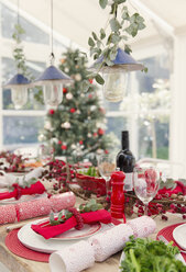 Gedeckter Tisch und Weihnachtsschmuck auf dem Esstisch - CAIF15978