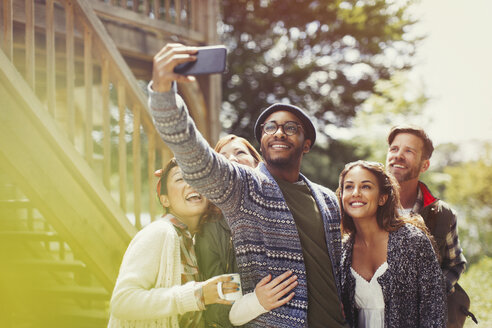 Lächelnde Freunde mit Fotohandy machen ein Selfie im Freien - CAIF15984