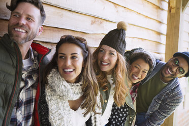 Lächelnde Freunde stehen in einer Reihe vor der Hütte - CAIF16001