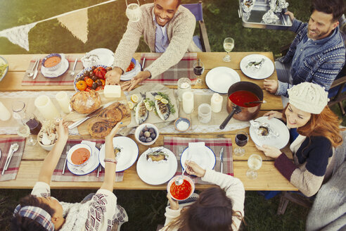 Freunde genießen das Mittagessen am Terrassentisch - CAIF16002