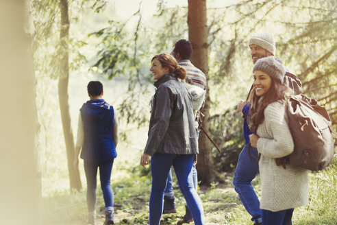 Lächelnde Freunde beim Wandern im Wald - CAIF16009