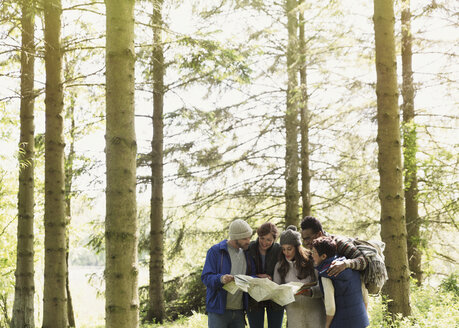 Freunde mit Karte wandern im Wald - CAIF16026