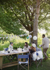 Freunde genießen das Geburtstagsessen auf der Gartenparty - CAIF16032