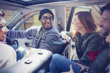 Lächelnde Freunde, die sich unterhalten und im Auto fahren - CAIF16035