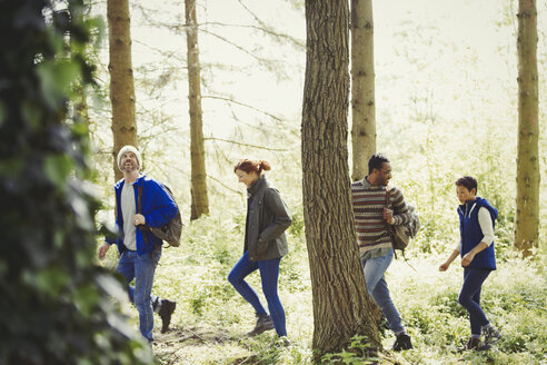 Freunde umarmen sich im sonnigen Wald - CAIF16064