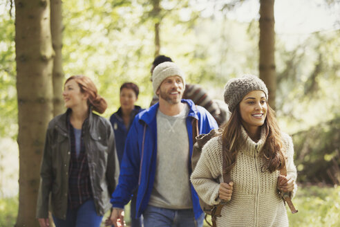 Freunde wandern im Wald - CAIF16074