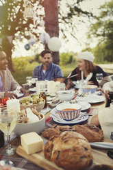 Freunde genießen das Mittagessen am Terrassentisch - CAIF16082