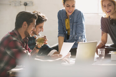 Junge kreative Geschäftsleute arbeiten am Laptop - CAIF16110