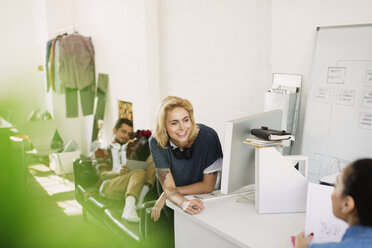 Junge kreative Geschäftsleute beim Brainstorming im Büro - CAIF16114