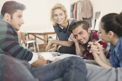 College-Studenten lernen im Bett, lizenzfreies Stockfoto