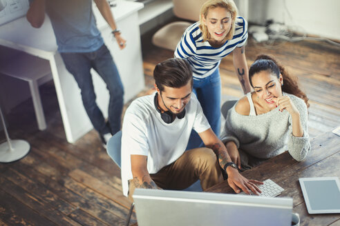 Kreative junge Geschäftsleute arbeiten am Computer im Büro - CAIF16140