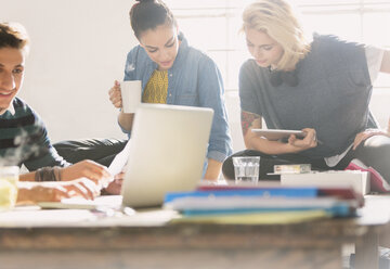 Studenten studieren mit Kaffee, Laptop und digitalem Tablet - CAIF16175