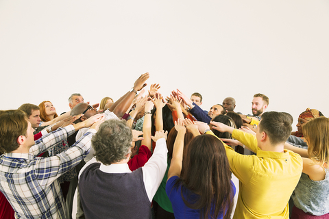 Vielfältige Menschenmenge im Huddle, lizenzfreies Stockfoto