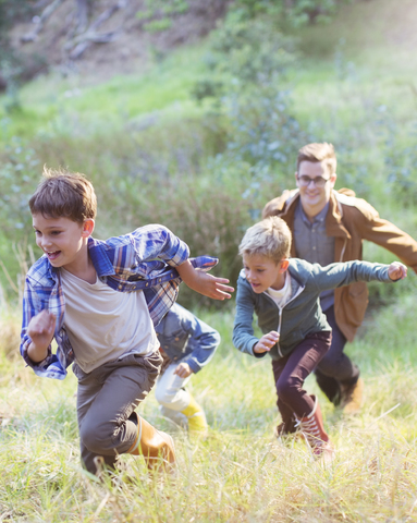 Jungen laufen im Feld, lizenzfreies Stockfoto