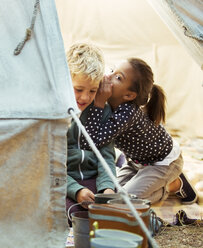 Flüsternde Kinder im Zelt auf dem Campingplatz - CAIF16250