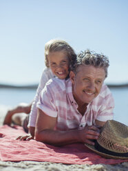 Großvater und Enkelin spielen am Strand - CAIF16286