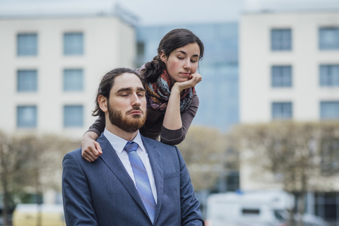 Porträt eines unzufriedenen Geschäftsmannes und einer Frau vor einem Bürogebäude, lizenzfreies Stockfoto