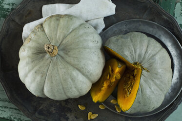 Cucurbita maxima im Ganzen und in Scheiben geschnitten - ASF06155