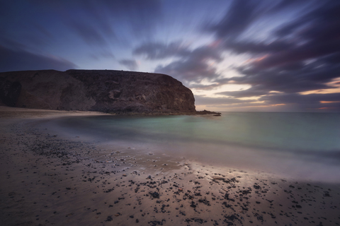 Spanien, Kanarische Inseln, Lanzarote, Papagayo Strand in der Abenddämmerung, lizenzfreies Stockfoto