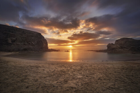 Spanien, Kanarische Inseln, Lanzarote, Sonnenuntergang am Strand von Papagayo - DHCF00183